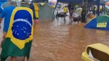 Manifestantes contavam com ao menos três tendas no local Acampamento alagado Acampamento bolsonarista alagado em Brasília - Reprodução