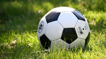 Serviços essenciais funcionarão normalmente no município; Copa começa oficialmente amanhã (20) Bola de futebol Bola de futebol em um campo com gramado - Divulgação