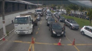 Travessia São Sebastião-Ilhabela  Carros parados na fila da balsa - Departamento Hidroviário
