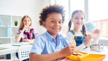 Os adultos precisam estar firmes, para passar segurança para os filhos Garoto na escola Crianças na escola comendo em seu recreio - Divulgação/Anhanguera