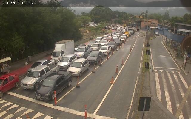 Travessia de balsas entre Ilhabela e São Sebastião  Carros parados na fila de embarque da balsa do lado de Ilhabela - Reprodução/Departamento Hidroviário