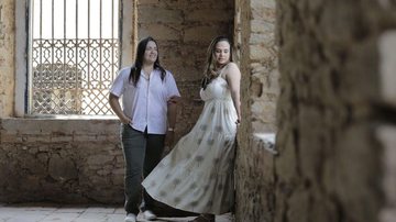 Letícia e Danielle em ensaio de fotos dias antes do casamento marcado para acontecer na praia do Tombo, em Guarujá Casamento homoafetivo Duas mulheres em ensaio de pré-casamento - Reprodução