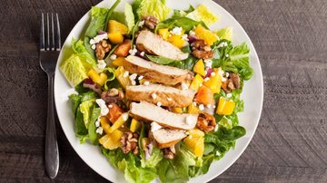 Uma das sugestões para seu jantar é fazer um bom prato com salada, grãos e carne magra Jantar saudável Garfo à esquerda e prato ao meio com carne magra e salada - Divulgação