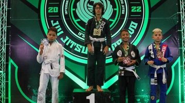Rafael Varela e o grupo estão sob o comando do professor Marçal Sakugawa Jr Atleta de Bertioga é campeão mundial de Jiu-Jitsu na categoria infantil Pódio - Divulgação