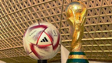 Bola faz referência, com sua cor dourada, aos desertos do Catar e a taça da Copa do Mundo Bola da Copa muda para a fase final: conheça a Al Hilm Bola Al Hilm e taça da Copa do Mundo - Divulgação