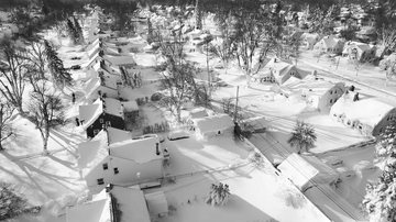 Cidade de Cheektowaga, em Nova York, coberta pela neve neste domingo (25) Número de mortos em Nevasca nos EUA sobe para mais de 30 - Imagem: Reprodução / John Waller / AFP