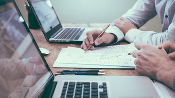 Notebooks ao fundo com investidores analisando o mercado de ações As ações chinesas quebraram? Será que é possível uma recuperação a curto prazo? - Source: Unsplash