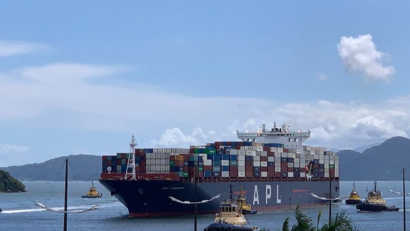Embarcação chegou ontem ao porto de Santos e segue em direção ao sul do país nesta quarta-feira (9) Navio Navio no porto de Santos - Divulgação