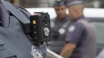Se eleito, Tarcísio de Freitas afirmou que irá tirar o equipamento do uniforme da PM Câmera no uniforme Câmera no uniforme de um PM - Reprodução