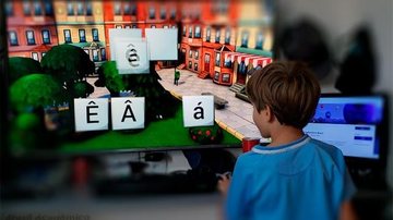 GraphoGame é um jogo educacional com ambiente virtual para estimular a aprendizagem O que é GraphoGame? app citado por Bolsonaro em debate Criança na frente de um monitor - Reprodução
