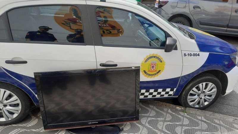 Todos os pertences furtados foram devolvidos à vítima Forças de segurança impedem prejuízo de R$ 10 mil em loja furtada em São Vicente Aparelho de TV recuperado, em calçada em frente a uma viatura da GCM de São Vicente - Prefeitura de São Vicente