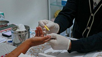 O projeto, que neste ano tem como tema: “Fique Sabendo: Faça o teste do HIV e da Sífilis” Bertioga realiza campanha de conscientização e prevenção de ISTs Pessoa realizando o teste - Divulgação/Prefeitura de Bertioga