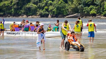 O dia será de muito lazer Onda BGF traz programação esportiva inclusiva para praia de Bertioga Pessoa utilizando a cadeira anfíbia em praia de Bertioga - Divulgação/Prefeitura de Bertioga