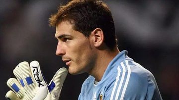 Ex-goleiro da seleção espanhola apagou a publicação inicial e refez com desculpas a todos Casillas Goleiro com as mãos no queixo, pensativo - Reprodução