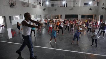 As aulas são gratuitas e familiares dos idosos também podem participar mediante inscrição Idosos em aula de dança Professor ensinando aula de dança para idosos - Divulgação