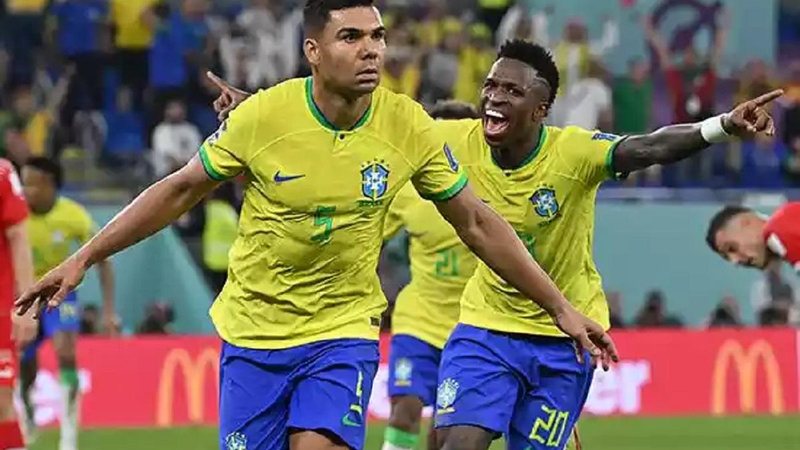 Casemiro acertou lindo chute e garantiu vitória do Brasil sobre a Suíça Brasil vence a Suíça e está nas oitavas da Copa do Mundo casemiro e vini jr - Foto: AFP PHOTO