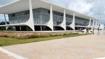 A saída de Lula e Alckmin do Congresso rumo ao Palácio do Planalto está prevista para ocorrer às 16h20. Palácio do Planalto Palácio do Planalto com pessoas em sua frente tirando foto - José Cruz/Agência Brasil