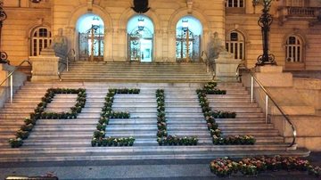 Escadarias do Palácio José Bonifácio receberam arranjos de flores que formam o nome "Pelé" Santos: show de drones durante o réveillon fará homenagem a Pelé Escadarias do Palácio José Bonifácio com arranjos de flores que formam o nome "Pelé" - Prefeitura de Santos