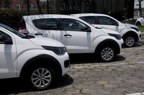 Doação dos três carros, modelo Moby, foi realizada na última sexta-feira (4) Veículos doados Três veículos brancos - Divulgação