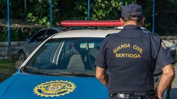 GCM de Bertioga Bertioga anuncia seleção de 50 guardas civis temporários Guarda municipal ao lado de viatura - Imagem: Divulgação / Prefeitura de Bertioga