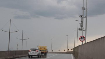 Aparelho vai registrar limite de velocidade e tráfego de caminhões, que é proibido Radar será reativado no viaduto da entrada de Santos a partir desta quarta (14) Radar instalado no viaduto em Santos - Carlos Nogueira/Prefeitura de Santos