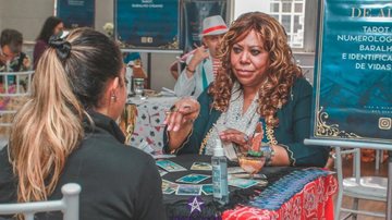 Evento estava suspenso há três anos devido à pandemia de covid-19 e neste ano retorna com diversos serviços e atrações Cigana Mulher lendo cartas para outra - Divulgação