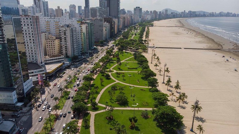 Segundo a Ecovias, vieram a Santos no réveillon 189,5 mil veículos, o equivalente a 568,6 mil pessoas Rede hoteleira de Santos registra o melhor mês de dezembro desde 2015 Orla de Santos vista do alto em dia ensolarado - Rogério Cassimiro – MTUR