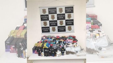 Além dos cigarros, foram apreendidas 52 caixas contendo peças para utilização dos cigarros e 466 óleos essenciais Mais de 500 cigarros eletrônicos são apreendidos em Santos Itens apreendidos em Santos - Assessoria de Imprensa Polícia Civil - DEINTER-6