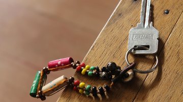 A corretora é um participante importante no processo de negociação Chave Chave em cima da mesa - Pxhere