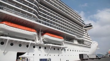 Navio fará 17 escalas no Porto de Santos MSC Seashore, maior navio da temporada, faz primeira escala em Santos Navio MSC Seashore atracado no Porto de Santos - Isabela Carrari/Prefeitura de Santos