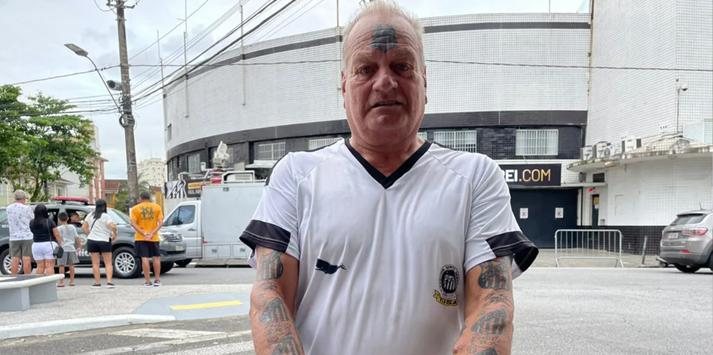 Homem, de 64 anos, fez sua primeira tatuagem do Santos em 1977 - Reprodução/Internet