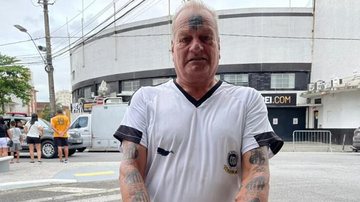Homem, de 64 anos, fez sua primeira tatuagem do Santos em 1977 - Reprodução/Internet