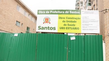 Previsão é de que a unidade de saúde seja entregue à população no final de 2023 Santos vai ganhar mais uma policlínica Placa na obra da futura policlínica - Prefeitura de Santos