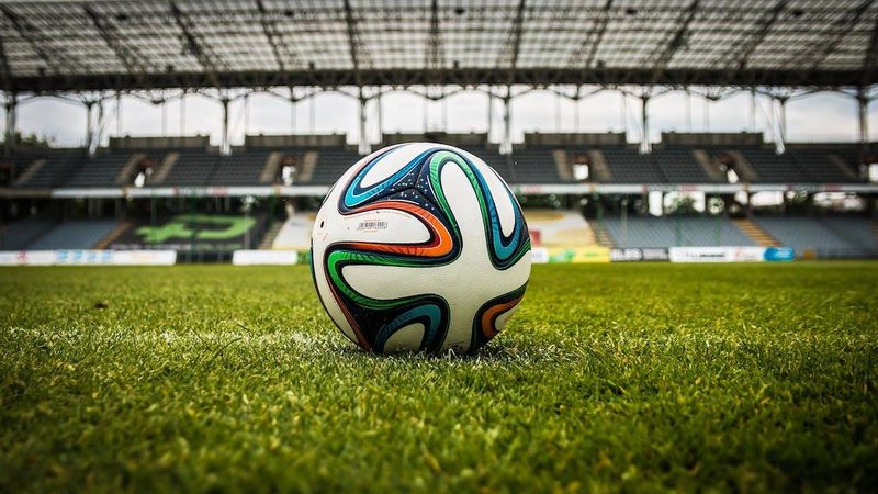 Jogador De Futebol Pronto Para Jogar No Início Do Jogo No Campo De