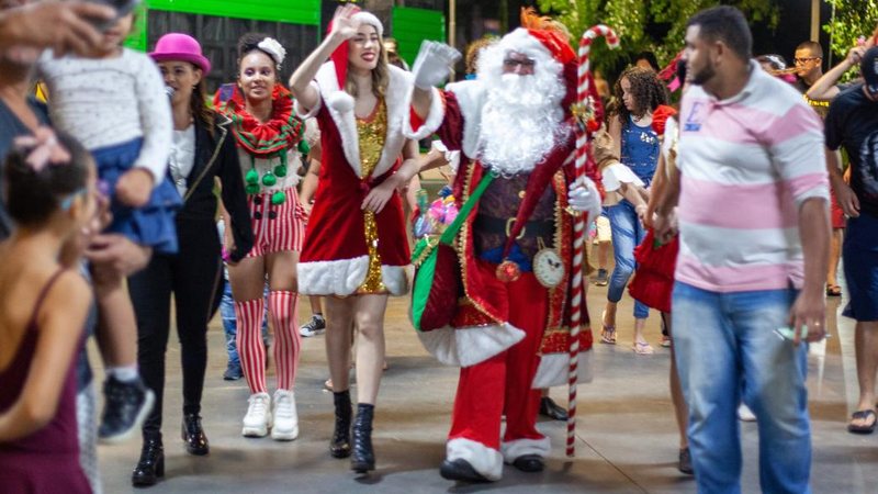 O carro do Papai Noel seguirá dali até o Parque Anilinas Papai Noel chega a Cubatão neste domingo (4) Papai noel chegando e andando nas ruas da cidade - Divulgação/Prefeitura de Cybatão