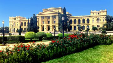 O museu prolongou o período de entrada gratuita e a reserva deve ser realizada por meio do Sympla de forma online Museu do Ipiranga Entrada do Museu do Ipiranga - Divulgação