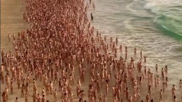 Milhares de pessoas ficaram nuas na praia de Brodi, em Sydney, na Austrália para conscientização sobre o câncer de pele Pessoas nuas na praia - Divulgação