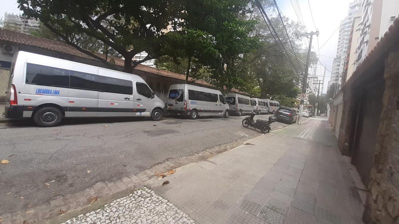 Fiscalização constatou que as vans estavam sem a PET (Permissão Especial de Tráfego), uma identificação visual nos veículos que trazem os turistas Lei do turismo de um dia: cinco vans são multadas em Santos durante o fim de semana Vans estacionadas no bair - Prefeitura de Santos