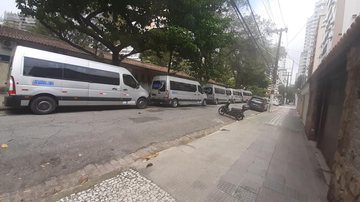 Fiscalização constatou que as vans estavam sem a PET (Permissão Especial de Tráfego), uma identificação visual nos veículos que trazem os turistas Lei do turismo de um dia: cinco vans são multadas em Santos durante o fim de semana Vans estacionadas no bair - Prefeitura de Santos