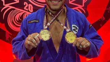 O lutador termina o ano da melhor maneira possível. Além do Estadual, ele se sagrou nesta temporada campeão brasileiro, pan-americano e mundial, além de ter conquistado a prata no Campeonato sul-americano. Lutador de jiu-jitsu de santos Lutador de jiu-jits - Divulgação/Prefeitura de Santos