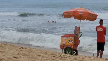 Salvamento realizado na praia Prumirim, em Ubatuba VÍDEO: Guarda-vidas resgata vítimas em praia de Ubatuba salvamento - Foto: Márcia Brasil/Reprodução (Ubatuba Oficial)