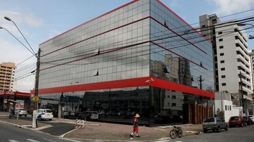 Novo Pronto-Socorro Central de Praia Grande funciona no prédio onde abrigava o antigo CEMAS Praia Grande: Pronto-Socorro do Hospital Irmã Dulce será desativado Fachada do novo Pronto-Socorro Central de Praia Grande - Prefeitura de Praia Grande