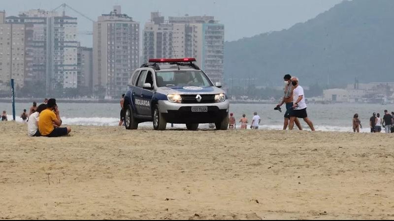 Câmeras de segurança flagraram três menores infratores em prática de roubo na orla da praia do bairro Embaré Orla de Santos - Foto: Alex Ferraz