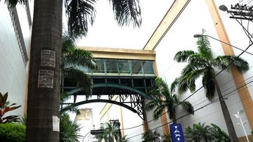 Shopping Brisamar, no centro de São Vicente, possui uma passarela que atravessa a rua Jacob Emerick Confira três passeios imperdíveis para quando você for a São Vicente Passarela do Shopping Brisamar, em São Vicente - Esther Zancan