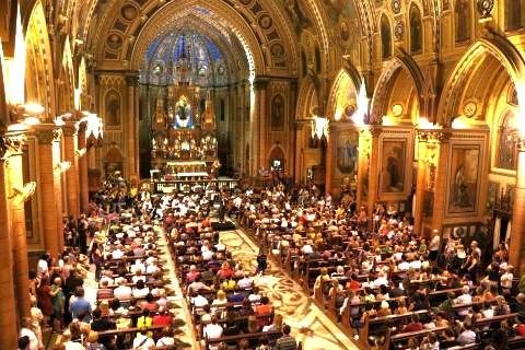 Basílica do Embaré fica na avenida Bartolomeu de Gusmão, nº 32 Santos: Concerto de Natal acontece nesta quarta (21) na Basílica do Embaré Interior da Basílica do Embaré, com público - Francisco Arrais/Prefeitura de Santos