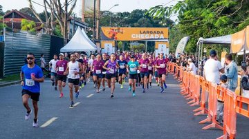 A prova abre o Circuito 2023 de Corridas dos Amigos da Riviera Circuito de Corridas da Riviera Pessoas saindo da linha de largada da corrida - Divulgação/Sobloco