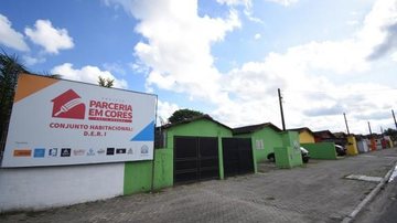 Serviços de capinação, varrição, remoção de entulhos e outros foram realizados no local Conjunto habitacional em Praia Grande Conjunto habitacional colorido em Praia Grande - Divulgação