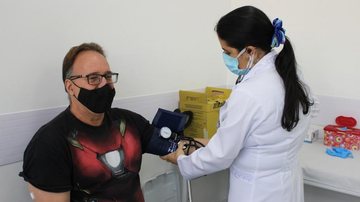 Policlínicas de Santos oferecerão um amplo check-up Novembro Azul tem início com ações nas policlínicas de Santos Enfermeira afere pressão arterial de paciente do sexo masculino - Nathalia Filipe/Prefeitura de Santos