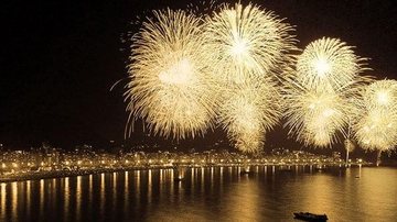 Queima de fogos em Guarujá capa - Já sabe onde passar o Ano Novo? Veja como vai ser o Réveillon nas cidades do litoral de SP - Imagem: Reprodução / Prefiroviajar.com