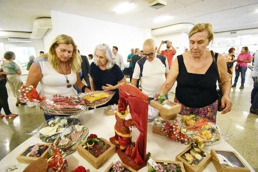 A partir de quinta-feira (8) o bazar ficará em um novo endereço, no piso térreo da prefeitura do município Natal Pessoas escolhendo objetos para comprar em um bazar de Natal - Divulgação